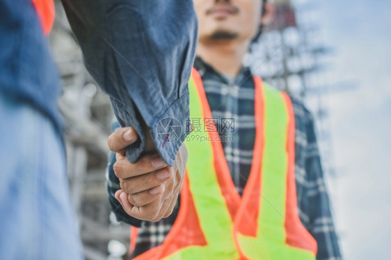 男人合伙同握手概念两个工程师握手关于工地建设的成功程项目图片