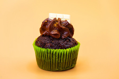 喜糖果橙色柔和背景上的美味巧克力蛋糕橙色柔和背景上的美味巧克力蛋糕面包店图片