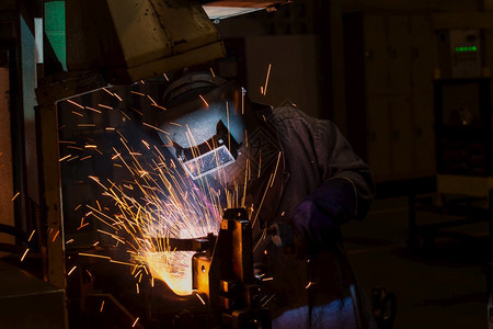 工业人在厂中焊接金属保护的制造业图片