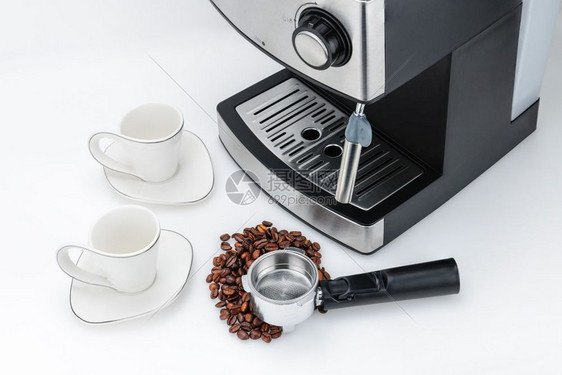 白色的意式浓缩咖啡机白色背景上带有蒸汽喷射装置带有复印空间白色背景上带有复印空间的意式浓缩咖啡机豆电气图片