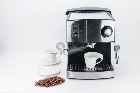 渗滤器具厨房意式浓缩咖啡机白色背景上带有蒸汽喷射装置带有复印空间白色背景上带有复印空间的意式浓缩咖啡机图片