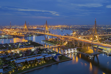 暮夜晚Bhumibol大桥也称为工业环位于TwirightBhumibol大桥港口图片