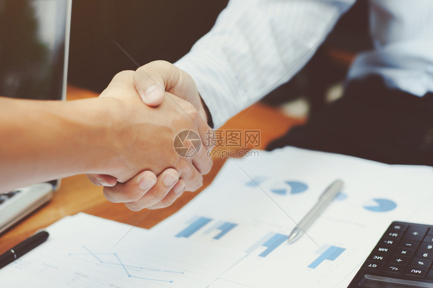 创业摇晃两名企主管与表上数据文件握手并的密切接触在职图片