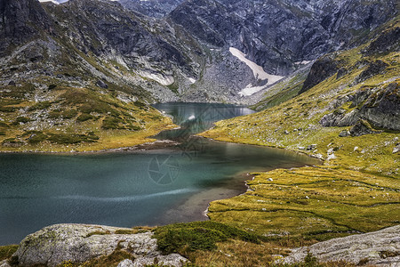 风景优美荒野里拉山中丽的湖风景部分地貌遥远图片