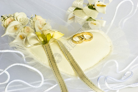 乐队时尚颜色新娘面纱上的结婚戒指和鲜花装饰图片