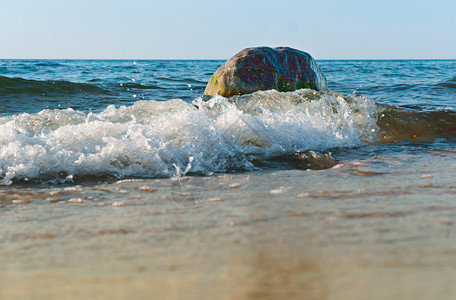 户外海浪击中岸在岩石上破碎海浪在岸岩石上破碎海浪撞击岸泡沫活力图片
