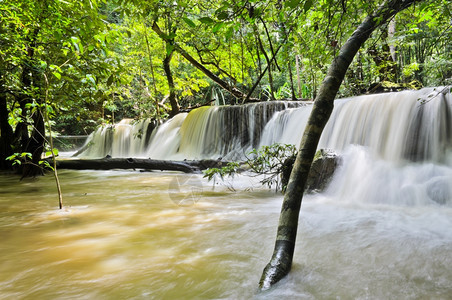 自然溅泰国热带雨林的瀑布泰国体液图片