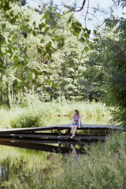 绿化木制的植物在湖边桥上坐在树丛中与自然相近暑假期间的人坎迪德人真实的时刻情况图片