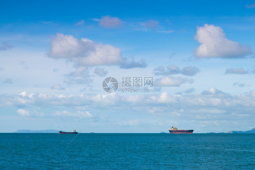 等待运输产品的货船停靠在码头的货船工业大部分国际图片