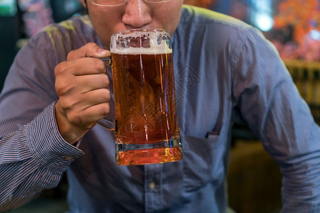 亚洲商人在酒吧和餐馆从事幸福行动下班后喝啤酒或脱工作放松和喝酒概念的亚裔商人曼谷领导男图片