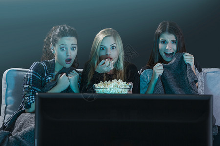 悲剧技术恐慌年轻女孩看怖电影的爆米花图片
