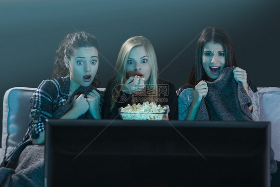 悲剧技术恐慌年轻女孩看怖电影的爆米花图片
