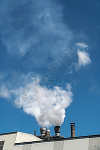 环境气候蓝天上工厂管道烟雾排放量图片