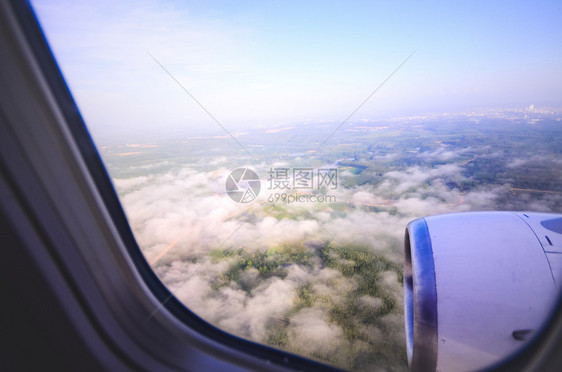 从飞机空中看天从窗户中运输概念蓝色的光束视窗图片