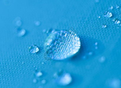 蓝色背景的一滴水贴上缝合天气一种明亮的图片