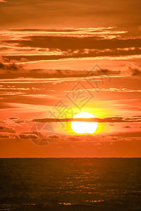 日出橙子反射落的色光正在海中坠落图片