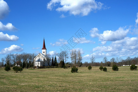 宗教爱沙尼亚美丽的教堂在天空和云层背景下运行以作建筑学蓝色的图片