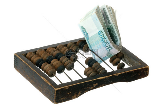 卢布加俄罗斯货币和老算盘被孤立在白种背景上竿图片