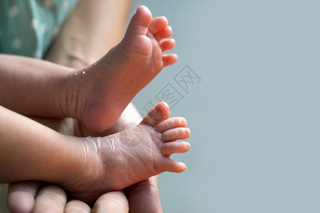 保护损害母亲只小脚的新生儿皮肤母亲只小脚的婴儿抓住图片
