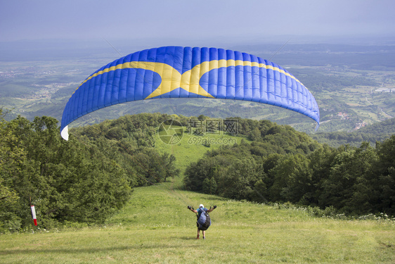 日式从山边缘起飞的滑翔伞在克罗地亚杰特迪跳闲暇图片