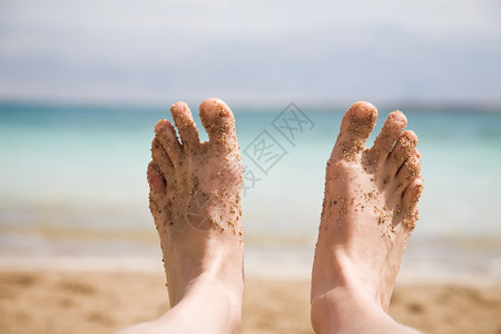 旅游裸脚与死海的回落之景女士图片