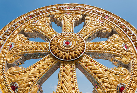 泰国寺庙的金轮雕像亚洲精神黄色的图片