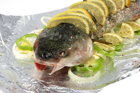 新鲜的肉一顿饭白底烤鱼的制备白底面图片