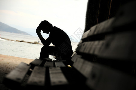 独自的年轻人坐着看不高兴强调焦虑的图片