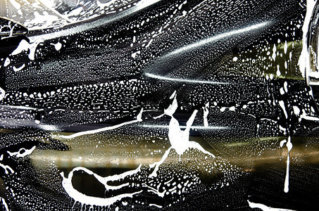 含泡沫的洗车黑色蜡玻璃闪亮的图片