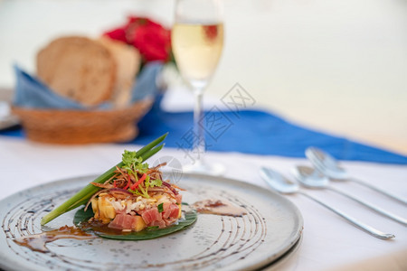 饭桌上的金鱼沙拉酱和在餐厅吃饭的香槟烹饪用餐桌子图片