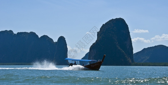 美丽的PhangNgaBay海洋公园的一部分旅行蓝色的船图片