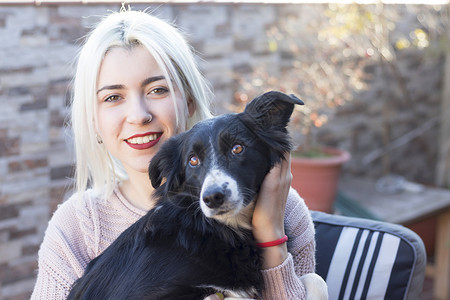 犬类女人和她最喜欢的狗肖像画微笑外部图片