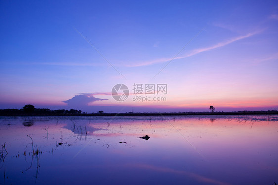 美丽的彩色日落和蓝天空在湖上反射河图片