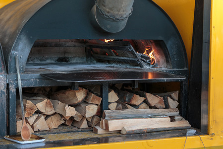 意大利专业Oven烧火黄色的餐厅图片
