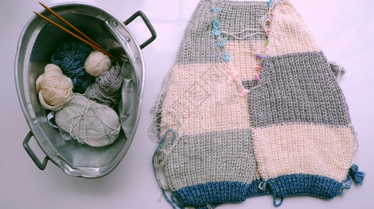 材料年轻的在最顶端越南妇女手与毛球一起制作冬季服装女织毛羊衣休闲活动在家编织做手工艺服饰以及针织图片