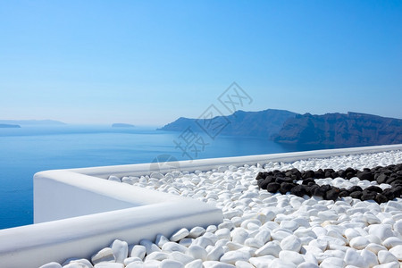 晴天材料希腊Sunny日圣托里尼蒂拉岛黑白石与在露台海边看到黑白石与蓝色的图片