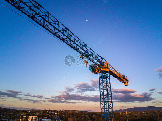 工程师在多云蓝天背景的建筑起重机塔在蓝天背景的建筑起重机塔结构体工程图片