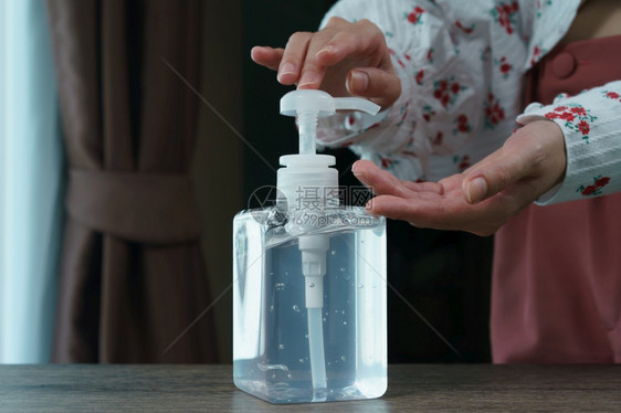 手指配有清洁剂凝胶泵喷气瓶用于杀害细菌和冠状或Covid19防护剂的妇女手肥皂自动售货机图片