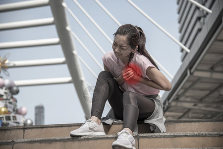 呼吸妇女心脏病发作后运动梗塞胸痛损伤运动心绞昏厥肌苦自然疾病图片