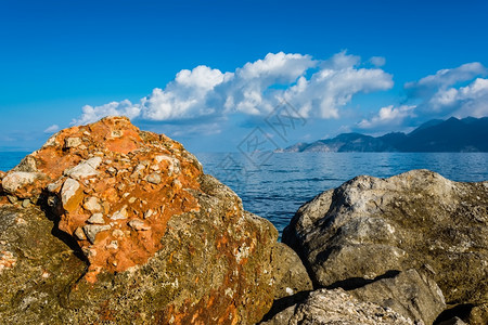 荒野岩石海蓝天空与云彩的一照片太阳风景优美图片