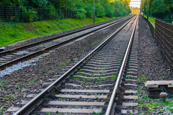 石头金属城市的两条长火车铁路轨消失在遥远的地平线上令人惊叹的交通或旅行背景图片
