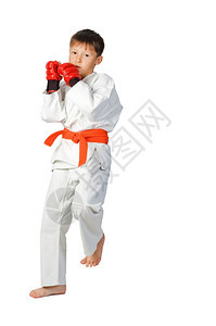 白和服的年轻男孩合木道拳手展示在白色上孤立的武术锻炼防御艺图片