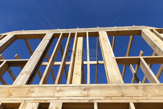 建造木制筑材料在蓝色天空下建造一栋壁架房以对抗蓝天Wooden的建筑房屋以及光束木材家图片
