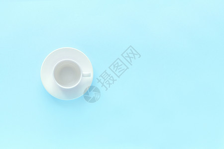 马克杯蓝纸背景的空白咖啡杯和盘子碟蓝色背景的空白咖啡杯和盘子酱复制最佳视图空间平板放置在蓝色背景的空白咖啡杯和盘子茶上早餐浓咖啡图片