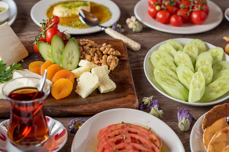 奏鸣曲美味的土耳其传统早餐桌上吃着切片黄油图片