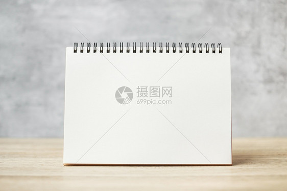 白纸笔记本或带有文模板和拟概念复制空间的木表格上日历备忘录覆盖空白的图片