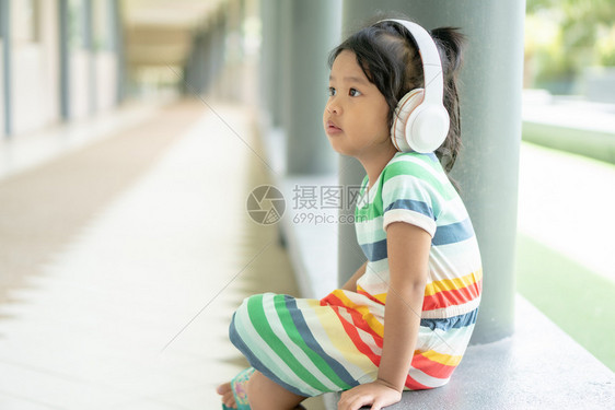 户外用耳机听歌的女孩图片