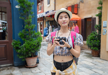 野营女孩亚裔背包一同走在起欢乐地拍摄照片和自在假日概念旅行时放松间亚洲人图片