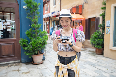 旅游亚裔女背包一同走在起欢乐地拍摄照片和自在假日概念旅行时放松间相机团体图片