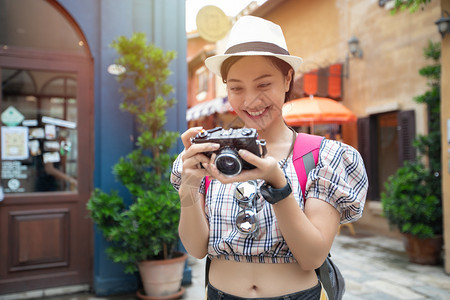 亚裔女背包一同走在起欢乐地拍摄照片和自在假日概念旅行时放松间乐趣女孩朋友们图片